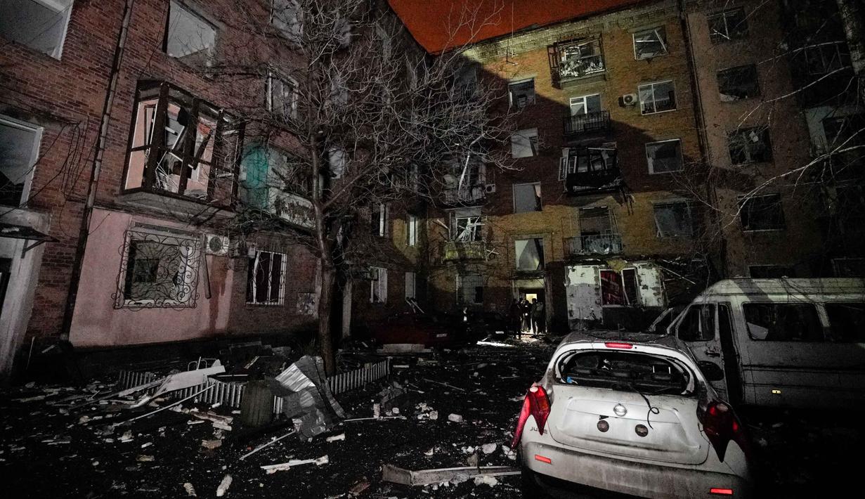 Sedikitnya tiga gedung apartemen rusak akibat serangan drone Rusia yang kembali menghantam Kyiv. Tampak dalam foto, pemandangan sebuah bangunan tempat tinggal yang rusak akibat serangan Rusia di Kryvyi Rih, Ukraina, Kamis, 8 Januari 2026. (AP Photo/Mykola Myrnyi)