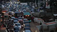 Potret kepadatan arus lalu lintas di simpang ruas jalan sekitar Stasiun MRT Fatmawati dan Jalan Raya TB Simatupang menuju Lebak Bulus, Jakarta, Senin (15/9/2025) sore hari. (Kapanlagi.com/Budy Santoso)