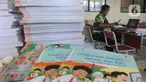 Guru mengajar mata pelajaran olah raga secara darling pada sebuah kelas kosong di SDN Pondok Cabe Udik 01, Pamulang, Tangerang Selatan, Jumat (8/1/2020). Rencana kegiatan belajar tatap muka pada awal Januari di wilayah Tangsel dibatalkan. (merdeka.com/Arie Basuki)