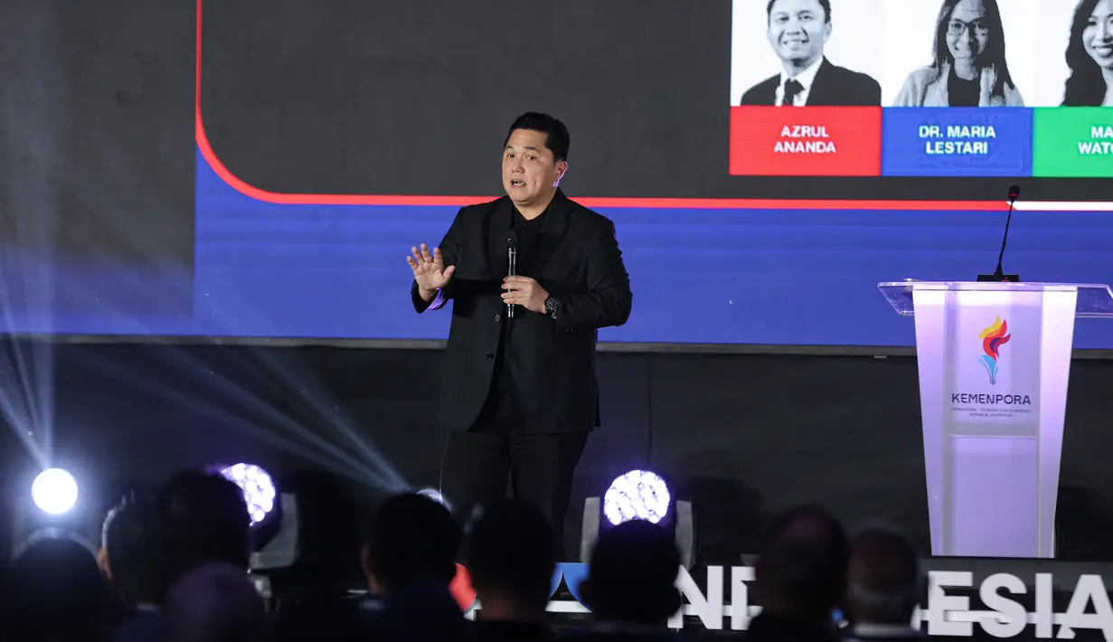 Acara ini juga menjadi momentum penting dalam membangun ekosistem olahraga yang maju, inklusif, dan berdaya saing global. Tampak dalam foto, Menteri Pemuda dan Olahraga, Erick Thohir, saat menyampaikan keynote speech pada pembukaan Indonesia Sports Summit 2025 (ISS) di Indonesia Arena, Senayan, Jakarta, Sabtu (6/12/2025). (Bola.com/Abdul Aziz)