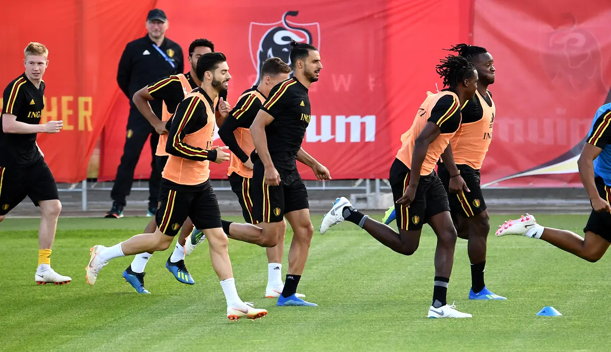 Para pemain Belgia melakukan pemanasan saat mengikuti sesi latihan tim di Dedovsk, Moskow, (8/7). Belgia akan bertanding pada semifinal Piala Dunia 2018 melawan Prancis. (AFP Photo/Franck Fife)