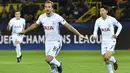 Pemain Tottenham, Harry Kane merayakan golnya saat melawan Borussia Dortmund pada laga grup H Liga Champions di Signal Iduna Park, Dortmund, (21/11/2017).  Tottenham menang 2-1. (AP/Martin Meissner)