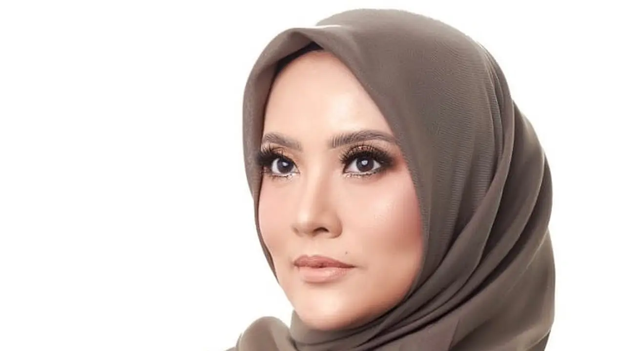 7 Pesona Elma Theana, Tetap Awet Muda di Usia 45 Tahun