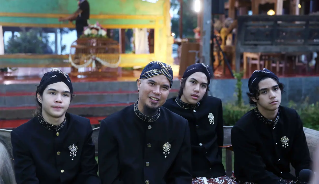 Acara berlangsung di vila miliknya di kawasan Cisarua, Bogor, Jawa Barat. Nuansa Jawa begitu melekat pada acara tersebut. Seluruh anak Dhani dan anak Mulan dari pernikahan sebelumnya mengenakan busana lengkap adat Jawa. (Nurwahyunan/Bintang.com)