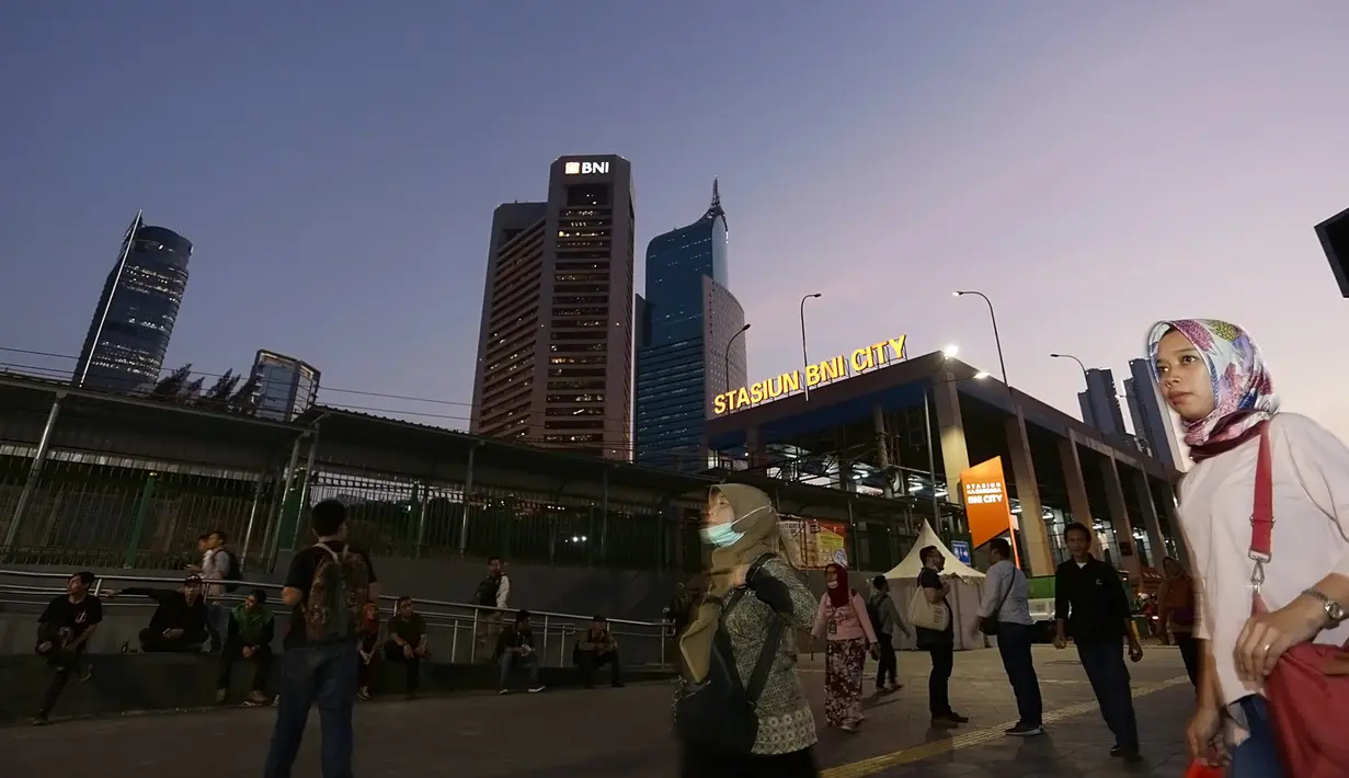 Terowongan Kendal tempat ngamen personel Kotak dipenuhi penonton yang merasa surprise dan terhibur dengan lantunan lagu Masih Cinta yang selanjutnya dibawakan lewat suara indah dari Tantri, dan iringan gitar akustik dari Cella. (Bambang E.Ros/Fimela.com)