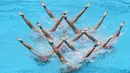 Tim Renang Indah dari Jepang beraksi pada final kejuaraan FINA Synchronized Swimming Olympic Games Qualification Tournament di  Maria Lenk Aquatic Centre, Rio de Janeiro, Brazil, Minggu (6/3/2016).  (AFP/Yasuyoshi Chiba)