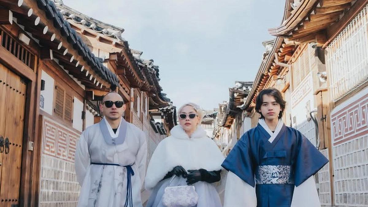6 Potret Noah Putra Bunga Citra Lestari Mengenakan Hanbok Musim Dingin di Korea Bak Pangeran Kerajaan