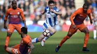 Fernando Reges ketika mengejar pemain Huddersfield dalam laga putaran kelima Piala FA (18/2/2017). (AFP/Oli Scarff)