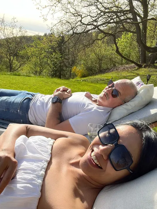 Rumah tangga Anggun C Sasmi dan Christian Kretschmar  adem ayem. Bahkan, di akun instagramnya, beberapa kali membagikan momen bersama dan kemesraannya. (FOTO: instagram.com/anggun_cipta/)