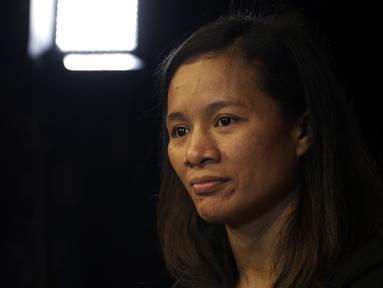 Petarung MMA, Priscilla Lumban Gaol, mendengarkan pertanyaan saat kunjungan ke kantor redaksi KLY di Jakarta, Jumat (18/1). Dirinya akan bertarung pada laga One Championship pada Sabtu (19/1) di Istora Senayan. (Bola.com/Yoppy Renato)