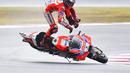 Pebalap Ducati, Jorge Lorenzo, terjatuh pada balapan MotoGP San Marino di Sirkuit Misano, Minggu (11/9/2017). Pebalap asal Spanyol itu hanya mampu melahap tujuh lap sebelum terjatuh di tikungan keenam. (AFP/Marco Bertorello)