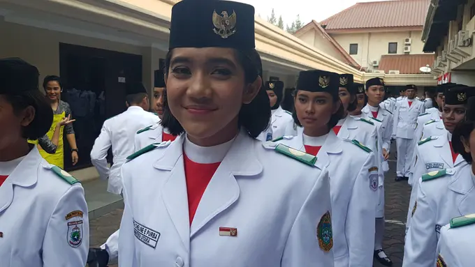 Pembawa baki pada upacara penurunan Bendera Merah Putih dipercayakan ke Ruth Celine Eglesya Purba