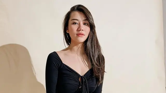 FOTO: Gaya Aaliyah Massaid dengan Outfit Hitam, Tampil Menawan