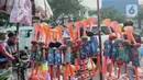 Jejeran terompet berbahan plastik yang dijual di Pasar Gembrong, Jakarta, Minggu (29/12/2019). Penjualan terompet plastik jelang perayaan malam tahun baru kali ini lebih marak akibat pasokan bahan baku sulit didapat. (merdeka.com/Iqbal Nugroho)