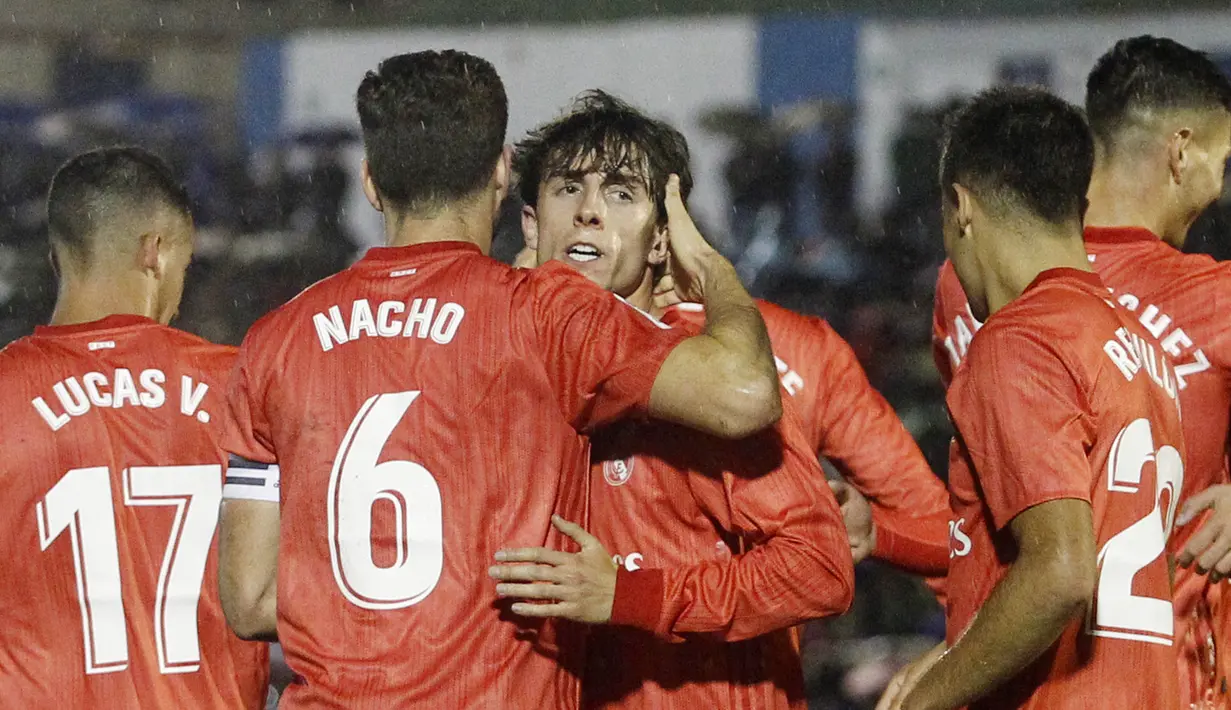 Para pemain Real Madrid merayakan gol yang dicetak oleh Alvaro Odriozola pada laga Copa del Rey di Stadion Alvarez Claro, Melilla, Rabu (31/10/2018). Real Madrid menang 4-0 atas UD Melilla. (AP/Javier Gandul)