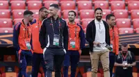 Pelatih Manchester United, Ruben Amorim bersama pelatihnya mendatangi venue laga final Liga Europa 2024/2025 melawan Tottenham Hotspur pada Selasa (20/05/2025) waktu setempat. (AFP/Pierre-Philippe Marcou)