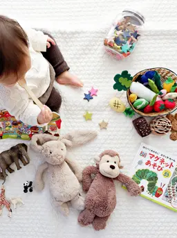 Cara sederhana lain yang dapat menstimulasikan kecerdasan otak anak adalah dengan melibatkan anak pada mainan yang digemarinya (Foto: Unsplash.com/Yuri Shirota)