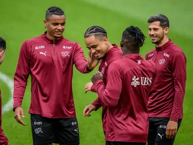 Bek Swiss #05 Manuel Akanji, penyerang Swiss #09 Noah Okafor dan gelandang Swiss #08 dan Remo Freuler menghadiri sesi latihan selama turnamen Euro 2024 di Stadion auf der Waldau di Stuttgart, Rabu (3/7/2024). (Fabrice COFFRINI / AFP)