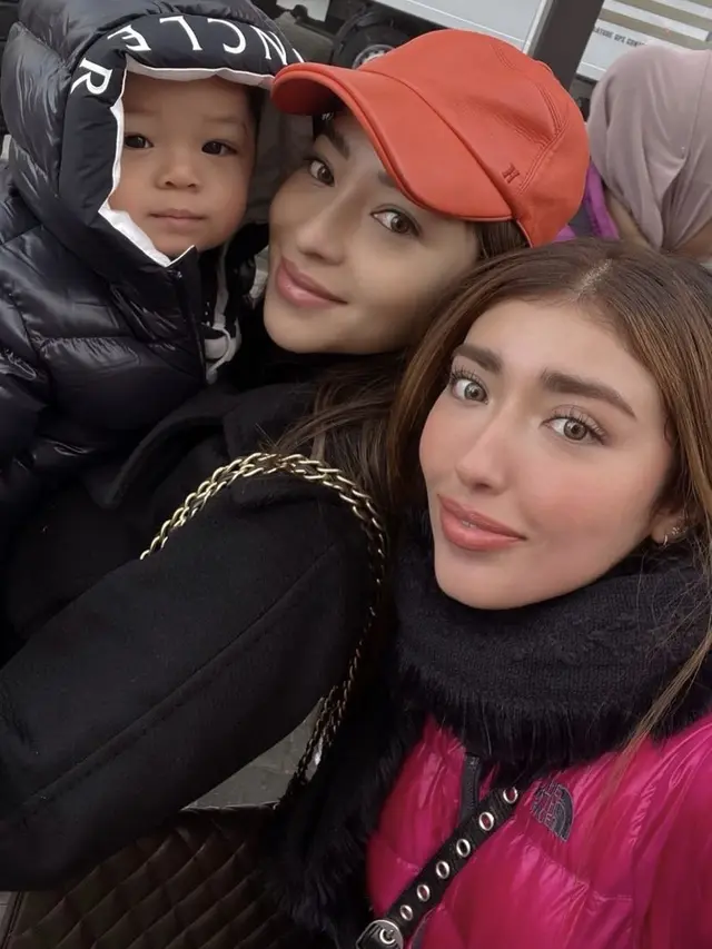 Nikita Willy saat liburan ke Belanda bareng baby Izz, credit: (IG/@nikitawillyofficial94)