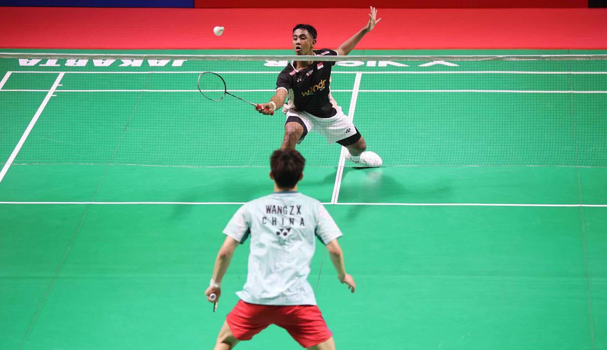 Permainan kedua tunggal putra tersebut berlangsung ketat dan sengit. Tampak dalam foto, pebulu tangkis tunggal putra Indonesia, Alwi Farhan saat berlaga melawan wakil China, Wang Zheng Xing, pada babak 16 besar Indonesia Masters 2026 di Istora Gelora Bung Karno, Senayan, Jakarta, Kamis (22/1/2026). (Bola.com/M Iqbal Ichsan)