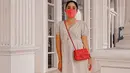 Gaya new normal Ussy mengenakan dress dengan lengan ballon dan detail kancing di bagian depan. Tampilannya semakin chic dengan sling bag dan sepatu berhak merahnya. (Dok. Instagram @ussypratama)