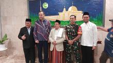 Pelatih asal Uzbekistan, Timur Kapadze berfoto dengan para pengurus Masjid Istiqlal, Jakarta di ruang VIP masjid tersebut, Jumat (21/11/2025). (Bola.com/Hery Kurniawan)