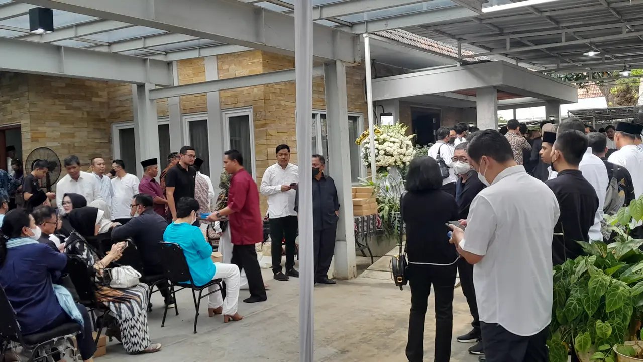 Sejumlah menteri Kabinet Indonesia Maju berdatangan ke rumah duka Koesni Harningsih istri Kepala Staf Kepresidenan Moeldoko, Minggu, (12/3/2023).