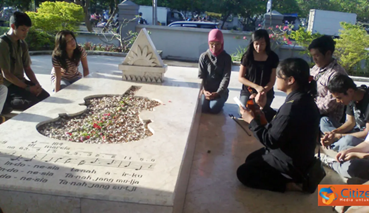 Citizen6, Surabaya: Berdoa bersama di makam WR Supratman dalam aksi ziarah FAM UNAIR.
