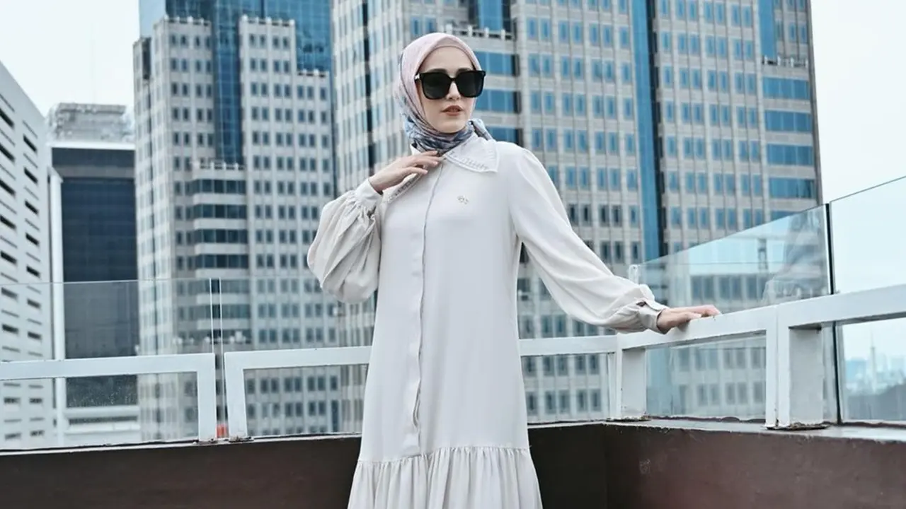 FOTO: Gaya Adelia Pasha Pakai Kacamata, Makin Stylish