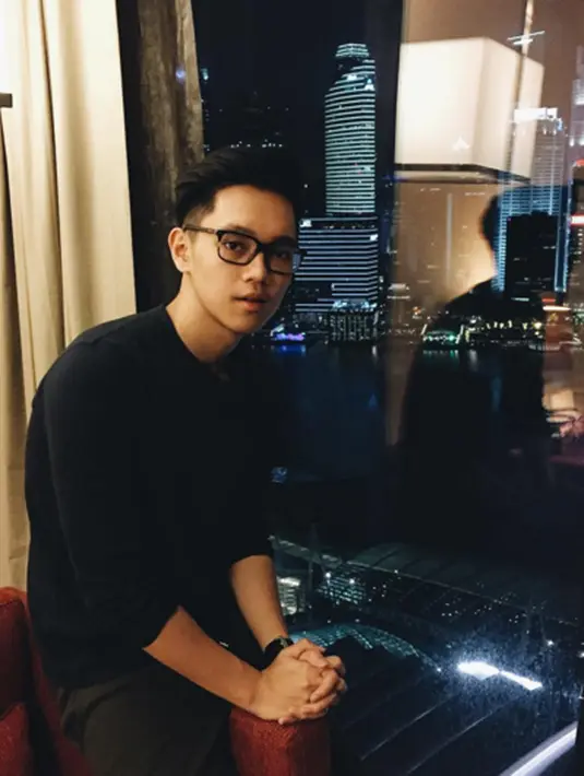 Pria dengan penampilan khasnya yaitu kacamata dan gaya ala klasik mampu membius  para penggemar dan kaum hawa di tanah air. (via instagram@brandonsalim/Bintang.com)