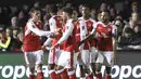 Para pemain Arsenal merayakan gol Theo Walcott saat melawan Sutton United pada putaran kelima Piala FA di Gander Green Lane stadium, London; (20/2/2017). Arsenal menang 2-0. (AP/Matt Dunham)