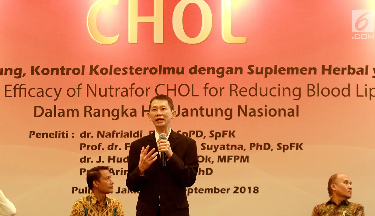 Associate Director Consumer Health Care 2 PT. Novell Pharmaceutical Laboratories Boedi Harjono menjelaskan suplemen herbal penurun kolesterol dalam acara Nutrafor CHOL di Jakarta, Kamis (27/9). (Liputan6.com/Fery Pradolo)