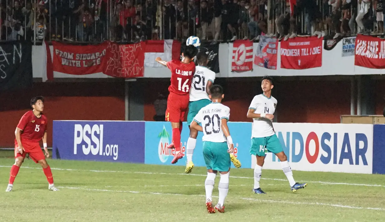 Bek Timnas  Indonesia U-16, M Iqbal Gwijangge berebut bola udara dengan gelandang Vietnam, Le Dinh Long Vu pada Final Piala AFF U-16 2022, Stadion Maguwoharjo, Sleman, Jumat (12/8/2022).  Timnas Indonesia U-16 menundukkan Vietnam dengan skor tipis 1-0. (Foto:Dok PSSI)