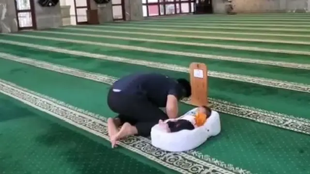 6 Potret Kiano Temani Baim Wong di Masjid, Anteng dan Bikin Gemas