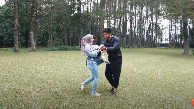 6 Momen Bahagia Irish Bella dan Ammar Zoni Nostalgia ke Tempat Pernikahannya