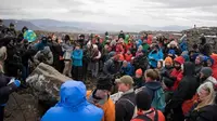 Warga Islandia menggelar pemakaman unik untuk mengenang kepergian gletser yang mencair cepat karena perubahan iklim. (Jeremie Richard/AFP)