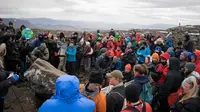 Warga Islandia menggelar pemakaman unik untuk mengenang kepergian gletser yang mencair cepat karena perubahan iklim. (Jeremie Richard/AFP)