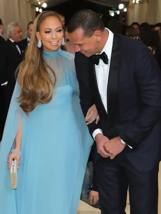 Tersiar kabar akan segera melanjutkan hubungannya ke jenjang yang lebih serius, baik JLo dan A-Rod yang sudah pernah menikah sebelumnya akan memperkenalkan anak mereka masng-masing. (AFP/Bintang.com)