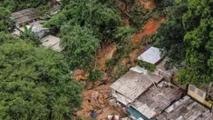 Pemandangan dari udara menunjukkan jalan kehancuran yang ditinggalkan oleh tanah longsor setelah hujan lebat di distrik Juquehy di Sao Sebastiao, negara bagian Sao Paulo, Brasil (20/2/2023). Banjir dan tanah longsor yang dipicu oleh hujan lebat di Brasil merenggut sedikitnya 36 nyawa pada akhir pekan Karnaval di tenggara negara bagian Sao Paulo, kata pihak berwenang, Minggu. (AFP/Fernando Marron)