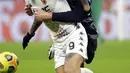 Pemain Inter Milan Andrea Ranocchia (kanan) memperebutkan bola dengan pemain Benevento Gianluca Lapadula pada pertandingan Serie A Liga Italia di Stadion San Siro, Milan, Italia, Sabtu (30/1/2021). Inter Milan membantai Benevento 4-0. (AP Photo/Luca Bruno)