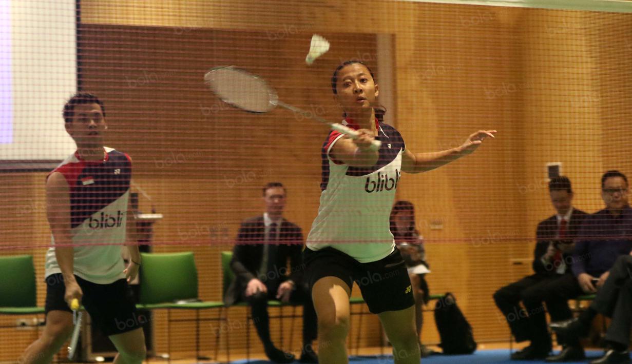 Ganda Campuran Indonesia Riky Widianto/Richi Puspita Dili bertanding melawan Matthew Chau/Gronya Sumerville pada laga persahabatan di Kedutaan Besar Australia, Jakarta, Kamis (26/5/2016). (Bola.com/Nicklas Hanoatubun)