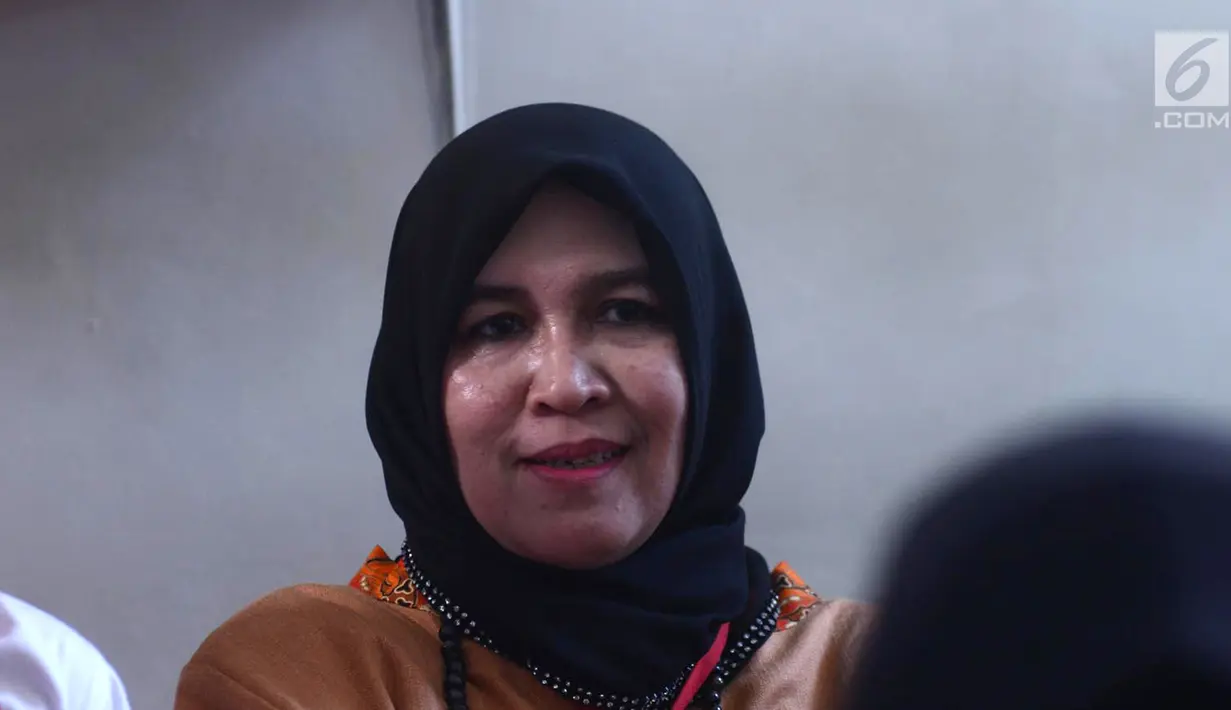 Ekspresi terdakwa kasus ujaran kebencian Asma Dewi usai menjalani sidang putusan di Pengadilan Jakarta Selatan, Jakarta, (15/3). Asma Dewi dijatuhi hukuman 5 bulan 15 hari terkait ujaran kebencian bernuansa SARA. (Merdeka.com/Imam Buhori)