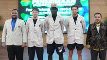 Sejumlah pemain Madura United mendatangi&nbsp;Universitas Bahaudin Mudhary (Uniba) Madura. (Bola.com/Wahyu Pratama)
&nbsp;