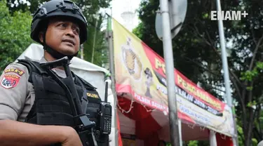 Gereja pun dipasangi pintu yang bisa mendeteksi benda mencurigakan dan hanya membuka satu pintu masuk.
