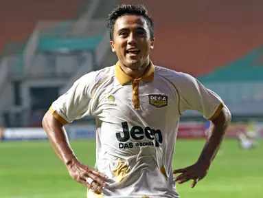 Pemain Martapura Dewa United, Gufroni Al Maruf merayakan golnya ke gawang PSIM Yogyakarta pada perebutan tempat ketiga Liga 2 Indonesia 2021 di Stadion Pakansari, Bogor, Kamis (30/12/2021). Martapura Dewa United unggul 1-0 dan melaju promosi ke BRI Liga 1. (Liputan6.com/Helmi Fithriansyah)