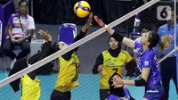 Pevoli putri Bandung BJB Tandamata, Shella Bernadetha melakukan smash saat melawan Jakarta Mandiri Popsivo Polwan di pertandingan PLN Mobile Proliga 2022, Padepokan Voli Jenderal Polisi Kunarto, Sentul, Bogor, Minggu (9/1/2022). Bandung BJB Tandamata unggul 3-2. (Liputan6.com/Helmi Fithriansyah)