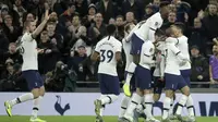 Para pemain Tottenham Hotspur merayakan gol Giovani Lo Celso ke gawang Middlesbrough FC pada pertandingan Piala FA di Tottenham Hotspur Stadium, London, Selasa (14/1/2020). Tottenham menang 2-1 dan lolos ke babak 32 besar. (AP Photo/Matt Dunham)