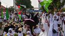 Para pengunjuk rasa melambaikan bendera Palestina dalam sebuah aksi unjuk rasa untuk menunjukkan dukungan kepada rakyat Palestina di Gaza, Surabaya, Jawa Timur pada 19 April 2025. (JUNI KRISWANTO/AFP)