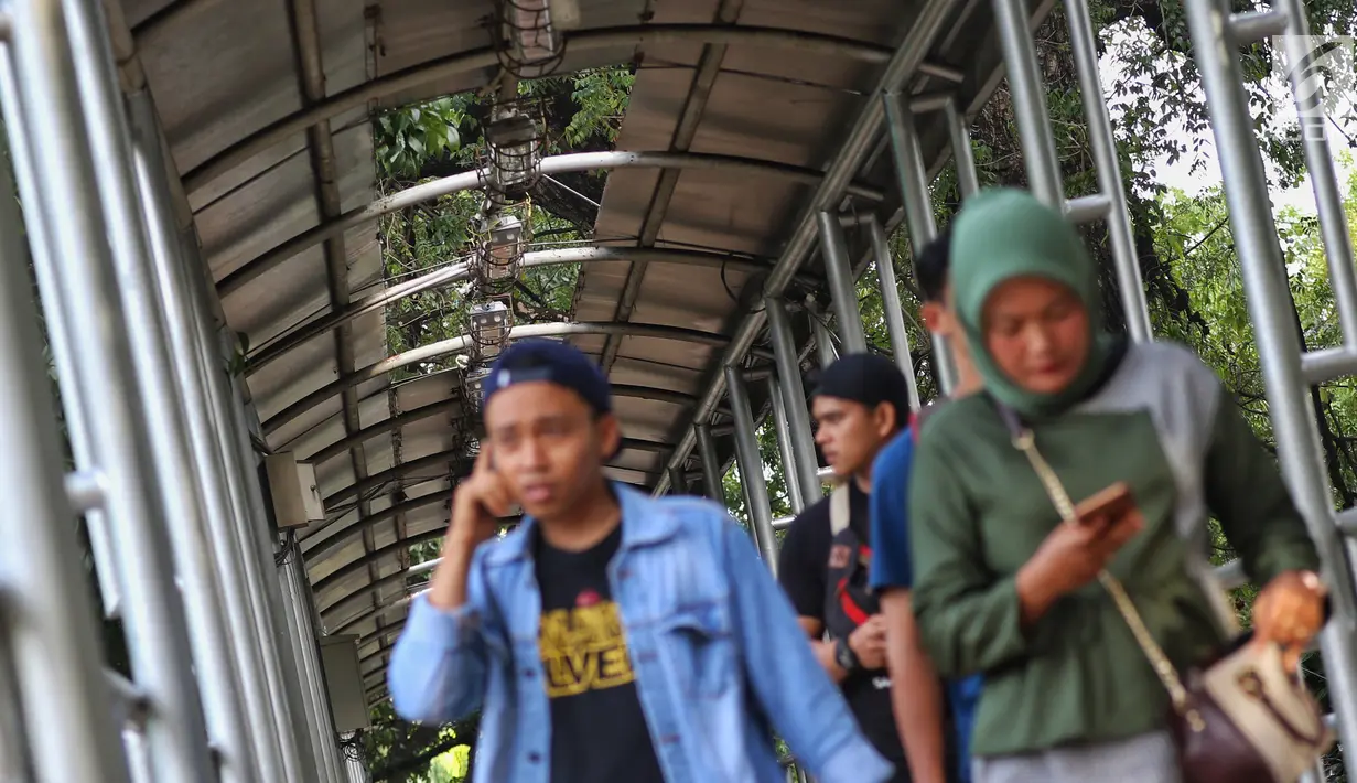 Atap yang rusak di JPO Medan Merdeka Barat, Jakarta, Jumat (19/1). Kondisi JPO yang penuh dengan genangan air dan atap yang rusak ini mengurangi kenyamanan bagi para pejalan kaki yang menggunakannya. (Liputan6.com/Johan Tallo)