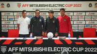 Dari kiri ke kanan: Kapten Timnas Kamboja Visal Soeuy, Pelatih Timnas Kamboja Ryu Hirose, Pelatih Timnas Indonesia Shin Tae-yong, Kapten Timnas Indonesia Fachruddin Aryanto berfoto bersama saat konferensi pers prematch Piala AFF 2022 antara Indonesia melawan Kamboja di Stadion Utama Gelora Bung Karno (SUGBK), Jakarta, Kamis (22/12/2022). (Bola.com/Bagaskara Lazuardi)
